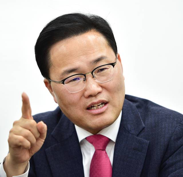 6·3 지방선거 대구시장 출마를 선언한 홍석준 전 국회의원이 대구일보와의 인터뷰에서 대구·경북 행정통합 등 주요 현안에 대해 견해를 밝히고 있다. 김진홍 기자