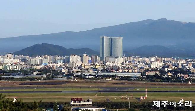 제주에서 가장 높은 건축물인 드림타워. 높이 169m, 38층 규모다.