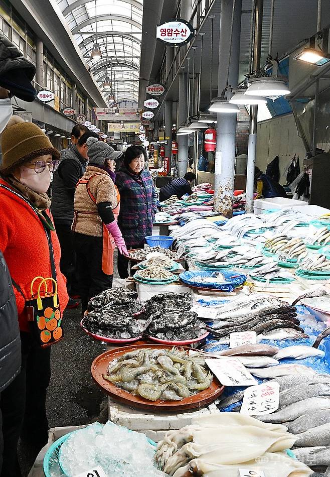 대명절 설을 앞둔 4일 광주 북구 우산동 한 전통시장에서 설 차례용품 및 명절음식을 구입하기 위해 분주히 움직이고 있다. 양광삼기자 ygs02@mdilbo.com