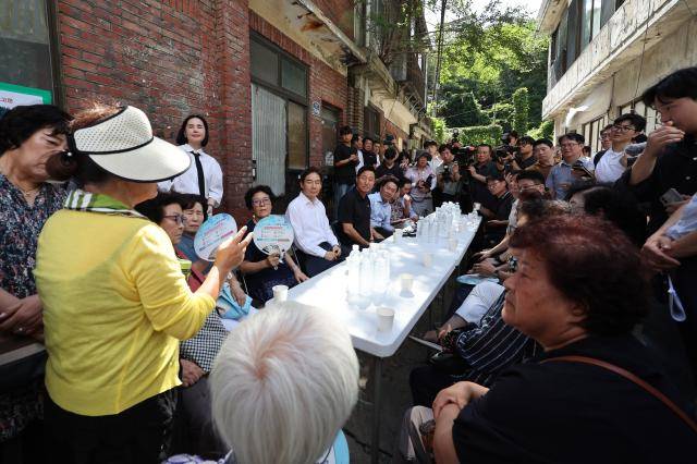 오세훈 서울시장이 19일 서울 서대문구 현저동 모아타운을 방문해 주민간담회를 가지고 있다. 2025.8.19 [사진=연합뉴스]