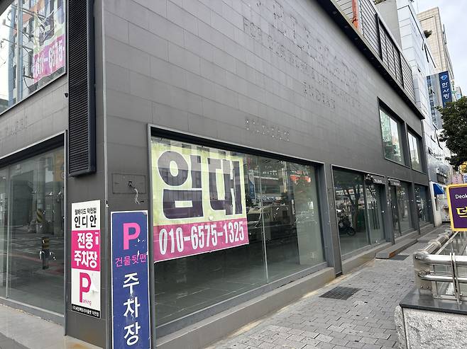 지난달 28일 부산 북구 덕천동 젊음의거리에 있는 거대 상가에 임대 스티커가 붙어있다.(서이원 기자 @iwonseo96)