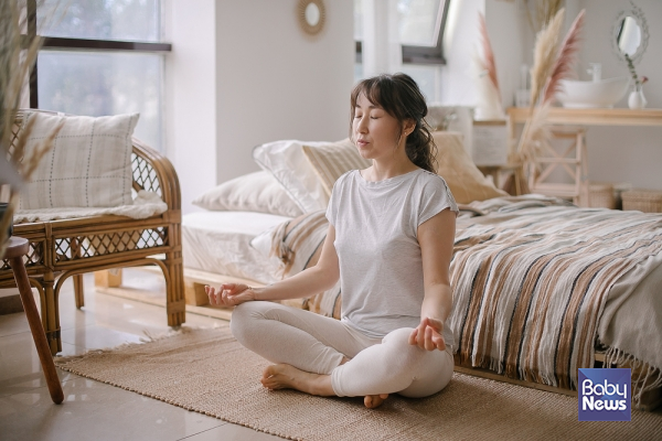 자율신경은 대부분 의지적으로 조절할 수 없지만, 단 하나 우리가 직접 개입할 수 있는 통로가 있습니다. 바로 호흡입니다. ⓒ베이비뉴스