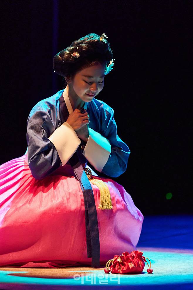 연극 ‘그때도 오늘2: 꽃신’의 한 장면. (사진=공연배달서비스 간다)
