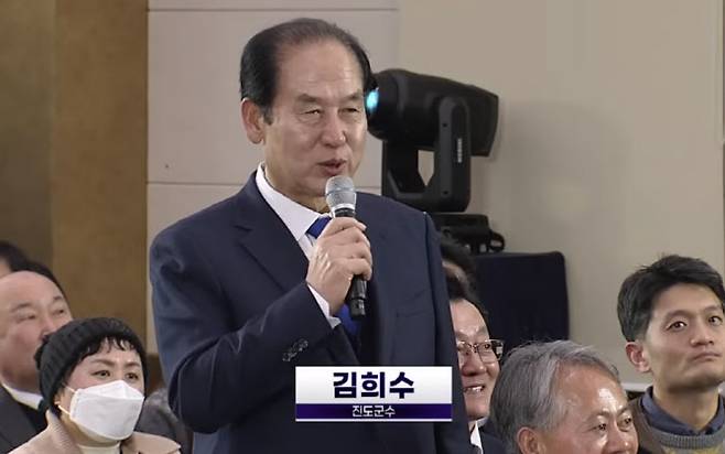 4일 오후 전남 해남문화예술회관에서 열린 광주·전남 행정통합 ‘찾아가는 타운홀미팅’에서 발언하고 있는 김희수 진도군수. (사진=목포MBC 유튜브 캡처)