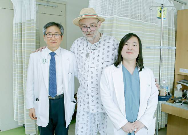 (왼쪽부터)구본대 교수, 폴라흐 씨, 송원빈 전공의.