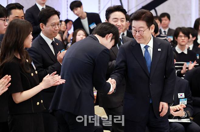 이재명 대통령이 5일 청와대에서 열린 대통령과학장학생·올림피아드 대표단 친수 및 간담회(미래 과학자와의 대화)에서 참석자와 악수하고 있다 (사진=청와대통신사진기자단)