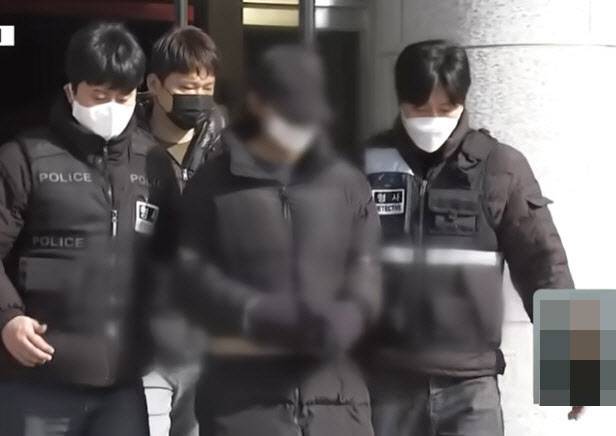 의붓형과 편의점 점주 살해 혐의를 받는 A(36)씨가 지난해 2월 14일 마스크와 검은 모자를 쓴 채 포승줄에 묶여 법원에서 나오고 있다 (사진=YTN 영상 캡처)