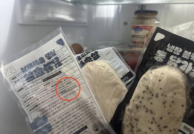 5일 기준, 유통기한이 하루뿐 남지 않은 수비드 조리 닭가슴살 가공식품 팩. 조리된 냉장 닭가슴살 가공식품은 생닭보단 병원성 세균 위험이 낮지만, 유통기한이 지나면 재오염된 세균이나 내열성 독소가 있을 가능성이 남아 있어 주의가 필요하다. 사진=최지연 기자