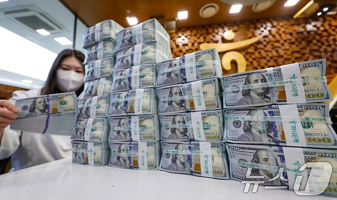 4일 서울 중구 하나은행 위변조대응센터에서 직원이 달러화를 정리하고 있다. 2026.2.4/뉴스1 ⓒ News1 안은나 기자