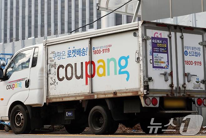 김범석 쿠팡 의장이 공식 사과문을 발표한 28일 서울시내 한 쿠팡 물류센터에 배송트럭이 주차돼있다. 2025.12.28/뉴스1 ⓒ News1 황기선 기자