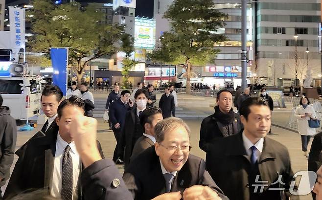 5일 일본 오사카 난바광장에서 중도개혁연합의 사이토 데쓰오 공동대표가 공동 유세를 마치고 지지자들과 인사하고 있다. 2026.02.05/뉴스1ⓒ News1 김지완 기자