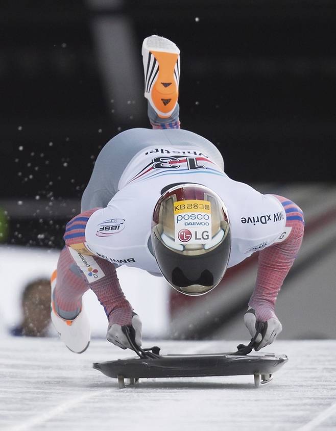 KB금융의 뚝심은 피겨에만 국한되지 않는다. 이들은 2015년부터 스켈레톤과 봅슬레이 등 썰매 종목 국가대표팀을 후원해왔다. 당시 한국은 썰매 전용 경기장 하나 없는 불모지였다. 하지만 KB는 “기초 종목이 튼튼해야 스포츠 강국이 된다”는 철학 아래 묵묵히 지원을 이어갔다. 그 결과 2018 평창 올림픽에서 윤성빈 선수가 스켈레톤 금메달을 따내는 기적을 일궈냈다. 사진 | 연합뉴스