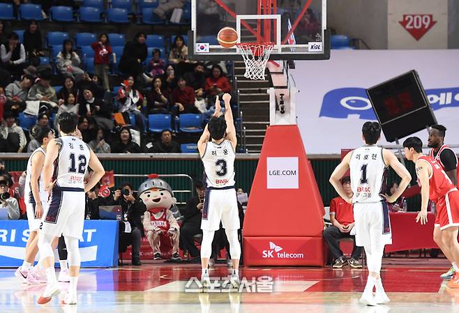 KCC 허웅(가운데)이 2일 서울 잠실학생체육관에서 열린 2025-2026 프로농구 SK와 경기에서 3점슛으로 50 득점을 달성한 뒤 추가 자유투까지 성공하며 경기 51 득점을 기록하고 있다. 잠실학생 | 박진업 기자 upandup@sportsseoul.com