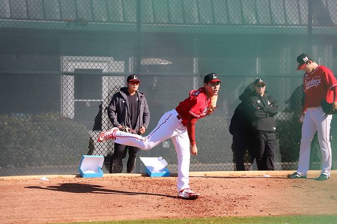 SSG 윤태현이 미국 플로리다 스프링캠프에서 불펜 피칭을 하고 있다. 사진 | SSG 랜더스