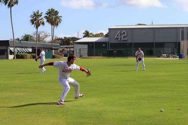 SSG 윤태현이 미국 플로리다 스프링캠프에서 불펜 피칭을 하고 있다. 사진 | SSG 랜더스