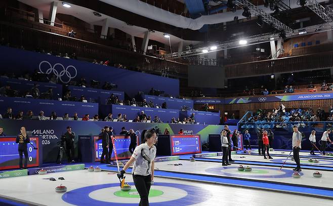 4일(현지시간) 밀라노·코르티나 동계올림픽 컬링 믹스더블 라운드로빈 경기가 열린 이탈리아 코르티나담페초 컬링 올림픽 스타디움에서 일부 조명과 스코어보드, 전광판이 정전돼 경기가 중단되고 있다. 사진 | 코르티나=연합뉴스