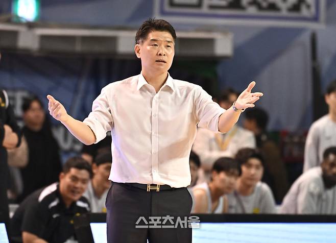 창원 LG 조상현 감독이 5일 서울 잠실실내체육관에서 열린 2025~2026 프로농구 서울 삼성과 경기에서 작전지시를 하고 있다. 잠실 | 최승섭 기자 thunder@sportsseoul.com