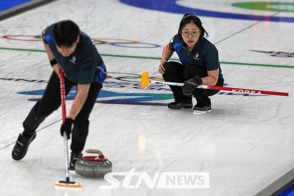 한국 컬링 대표팀의 정영석과 김선영이 5일 이탈리아 코르티나담페초의 코르티나 컬링 스타디움에서 열린 2026 밀라노·코르티나담페초 동계올림픽 컬링 믹스더블 라운드로빈 2차전 이탈리아와 경기하고 있다. /사진=뉴시스(AP)