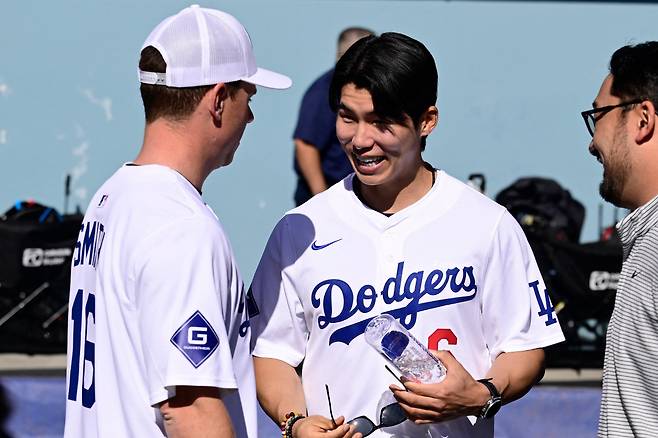 LOS ANGELES, CALIFORNIA - JANUARY 31: Will Smith #16 and Hyeseong Kim #6 of the Los Angeles Dodgers talk during Fan Fest at Dodger Stadium on January 31, 2026 in Los Angeles, California.   John McCoy/Getty Images/AFP (Photo by John MCCOY / GETTY IMAGES NORTH AMERICA / Getty Images via AFP)







<저작권자(c) 연합뉴스, 무단 전재-재배포, AI 학습 및 활용 금지>