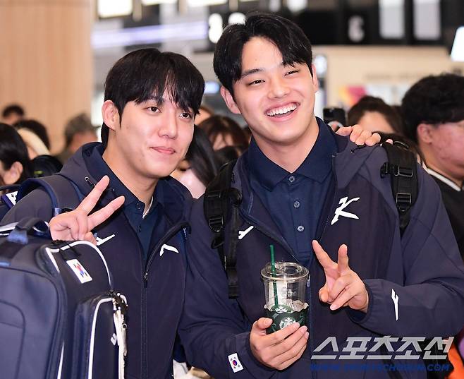 12일 오후 야구국가대표팀 선수들이 일본과 평가전을 위해 일본 도쿄로 출국했다. 팬 요청에 함께 포즈를 취하고 있는 원태인, 문동주. 김포공항=송정헌 기자songs@sportschosun.com/2025.11.12/