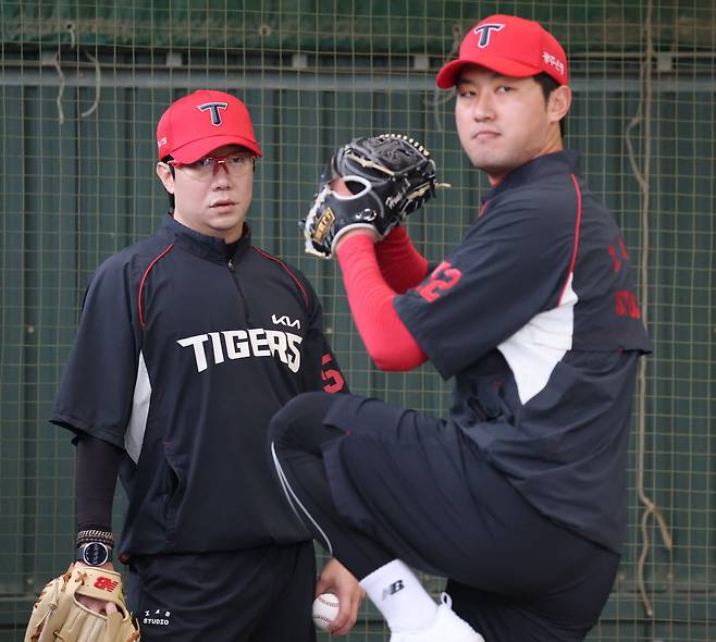 KIA 타이거즈 홍건희(오른쪽)의 투구를 양현종이 지켜보고 있다. 사진제공=KIA 타이거즈