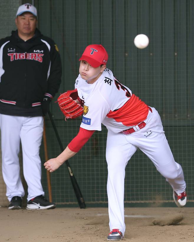 KIA 타이거즈 최지민(오른쪽)의 불펜 피칭을 지켜보는 이범호 감독.사진제공=KIA 타이거즈