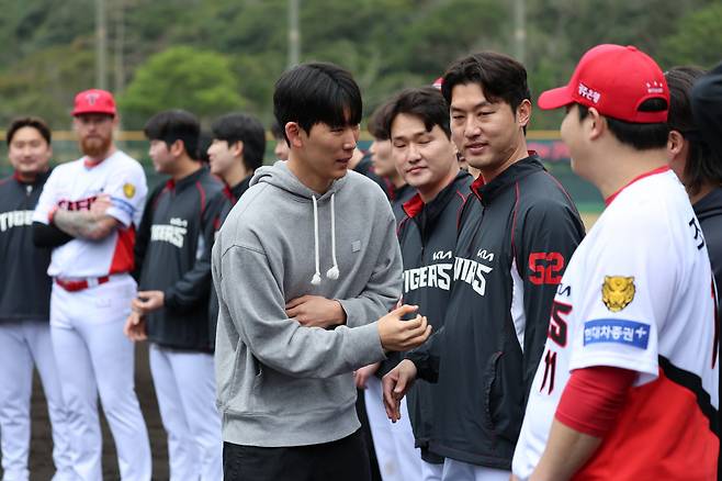 KIA 타이거즈 선수단과 마지막 인사를 나누는 한화 이글스 양수호(회색 옷). 사진제공=KIA 타이거즈