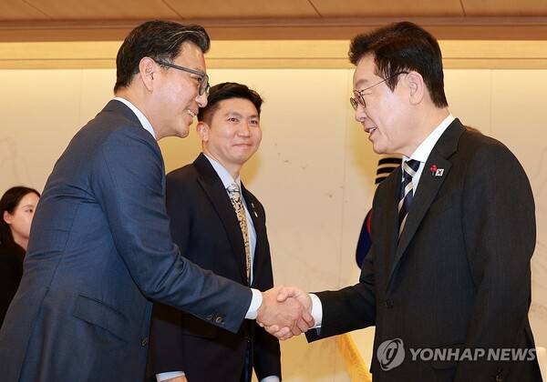 김재열 IOC 위원과 인사하는 이재명 대통령. ⓒ연합뉴스