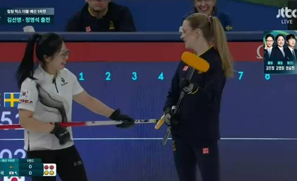 정전 사태 속 이사벨라 브라노의 긴장을 풀어주기 위해 춤을 추는 김선영. ⓒJTBC 중계화면 캡처