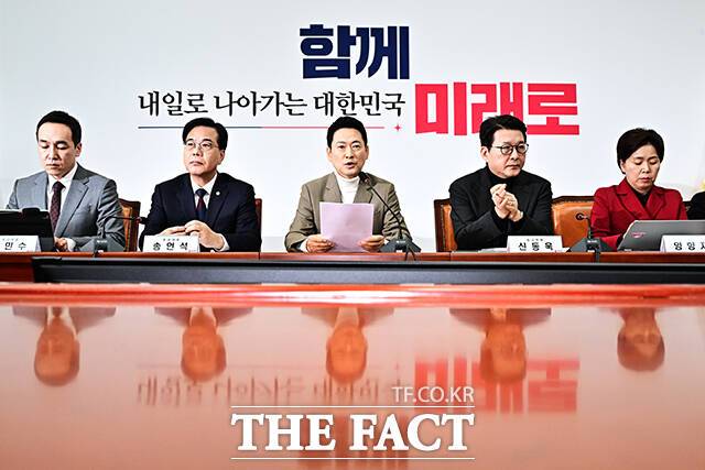 장동혁 국민의힘 대표(가운데)가 5일 오전 서울 여의도 국회에서 열린 최고위원회의에 참석해 모두발언을 하고 있다. /국회=배정한 기자