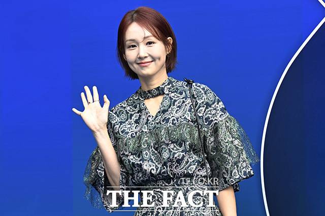 오정연 아나운서가 인사를 하고 있다.