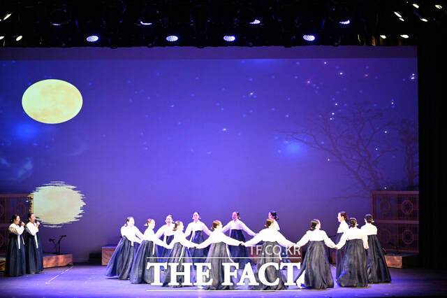 진도 토요민속여행 공연에서 강강술래 등 전통 민속무용이 무대 위에서 펼쳐지고 있다./진도군