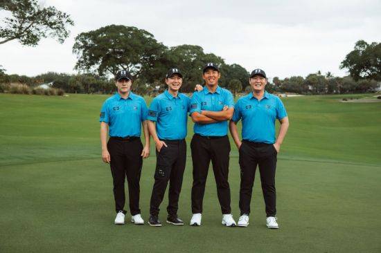 왼쪽부터 김민규, 송영한, 안병훈, 대니 리로 구성된 코리안 골프클럽이 2026 LIV 골프 개막전인 리야드를 앞두고 기념 촬영을 하고 있다. 어메이징크리 제공