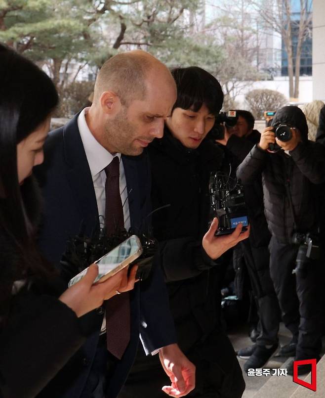 해럴드 로저스 쿠팡 한국법인 임시 대표가 30일 서울경찰청으로 출석하고 있다.