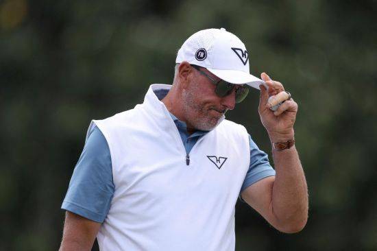 필 미컬슨이 LIV 골프 개막전인 리야드에 가족 건강 문제로 불참한다. AFP연합뉴스