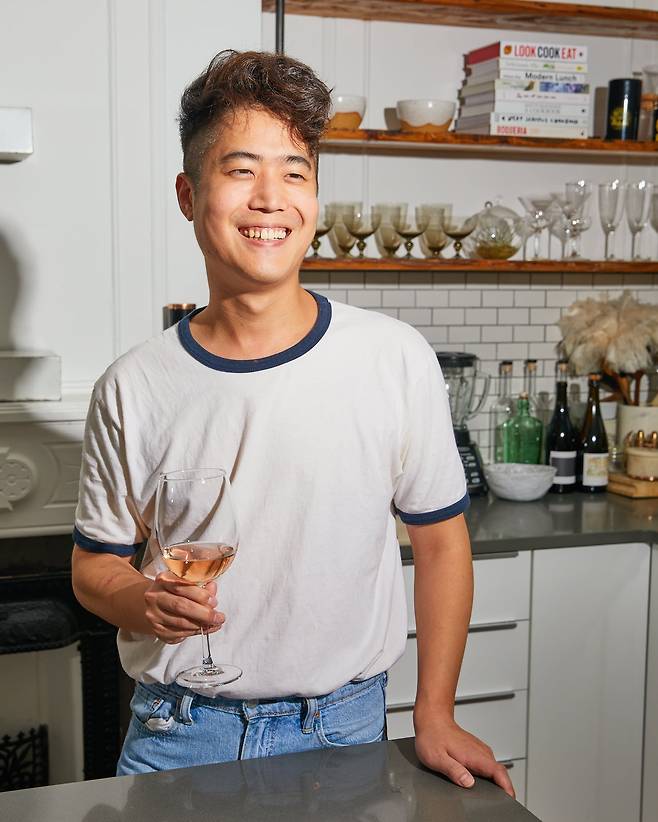 미국 뉴욕타임스 요리 칼럼니스트인 에릭 김이 자신의 주방에서 포즈를 취하고 있다. 그는 “지금 가장 핫한 도시인 서울을 방문하고 싶다”고 했다./에릭 김 제공