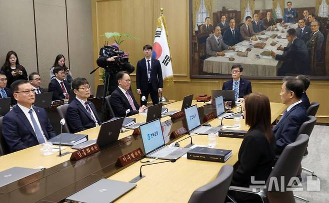 금통위 본회의 주재하는 이창용 한은 총재