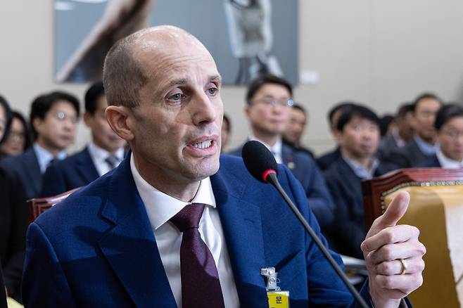 해롤드 로저스 쿠팡 한국법인 임시 대표가 지난 12월 30일 국회 과학기술정보방송통신위원회에서 열린 청문회에서 질의에 답변을 하고 있다. /뉴스1