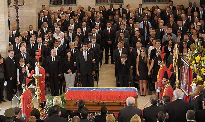 베네수엘라 차베스 대통령 장례식에 참가한 이일규(중앙의 뒤쪽에 서 있다) /이일규 제공