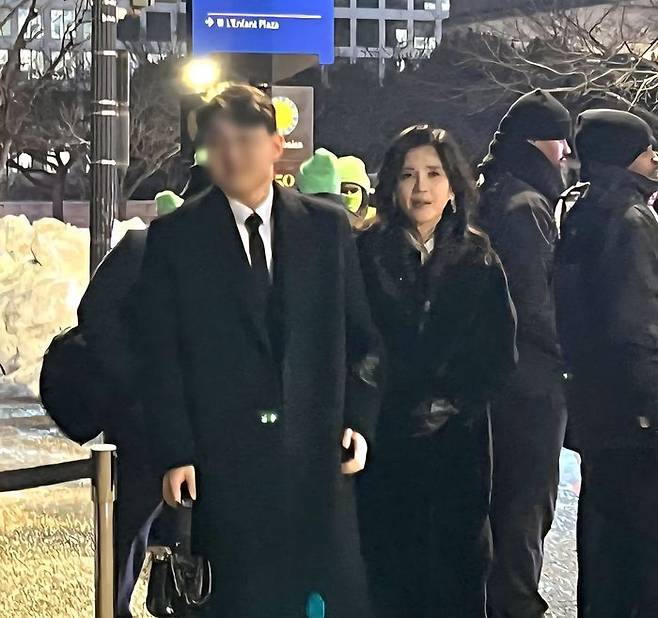 이부진 호텔신라 사장과 아들 임동현 군이 지난 1월 28일(현지시간) 미국 워싱턴DC 국립아시아예술박물관에서 열린 '이건희 컬렉션' 갈라 행사장에 들어서고 있다.ⓒ 연합뉴스