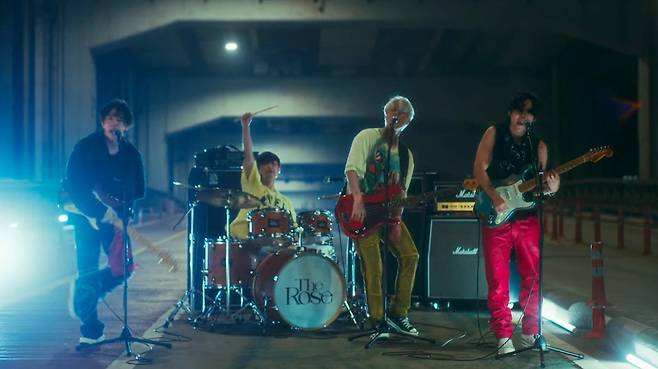 2017년 데뷔해 한국보다 외국에서 빠르게 이름을 알린 4인조 밴드 ‘더 로즈’. 이들의 성장기를 담은 다큐멘터리 영화 ‘더 로즈: 컴 백 투 미’가 14일 개봉한다. CJ 4DFLEX 제공