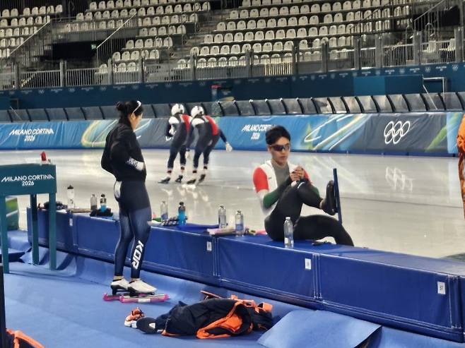 헝가리 스피드스케이팅 국가대표 김민석이 4일(현지시간) 이탈리아 밀라노 스피드스케이팅 스타디움에서 훈련 도중 장비를 정비하고 있다.뉴스1