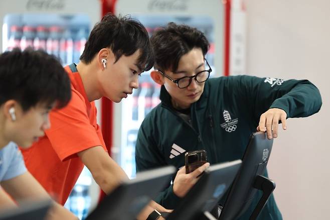 2026 밀라노 코르티나 동계올림픽을 사흘 앞둔 3일(현지시간) 이탈리아 밀라노 올림픽 빌리지 내 체육관에서 최근 헝가리로 귀화한 스피드스케이팅 김민석이 훈련을 하고 있다.뉴스1