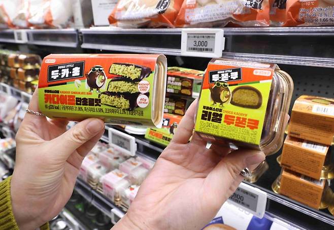 이마트24의 두바이 스타일 신제품 '카다이프판초콜릿'(왼쪽)과 '리얼 두쫀쿠'. 이마트24 제공