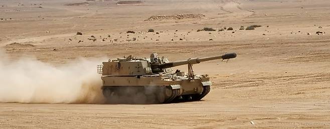 중동 사막을 달리고 있는 한화에어로스페이스의 'K9 자주포'. 한화에어로스페이스 제공