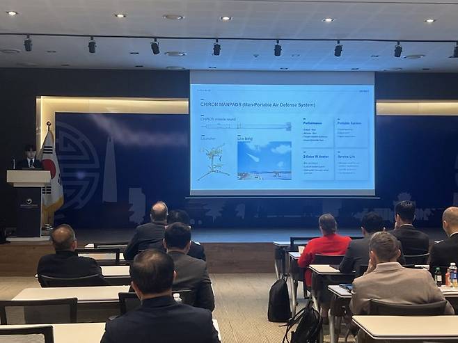3일 주베트남 한국 대사관에서 한국 방산업체들의 설명회에 참가한 LIG넥스원 관계자가 자사의 제품을 20여개국 주베트남 국방무관들에게 설명하고 있다. 사진=김준석 특파원