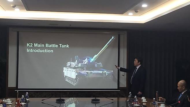 현대로템 관계자가 4일 베트남 국영 방산기업 바쑤코(VAXUCO)를 찾아 자사의 K2전차에 대해 설명하고 있다. 주베트남 대사관 제공