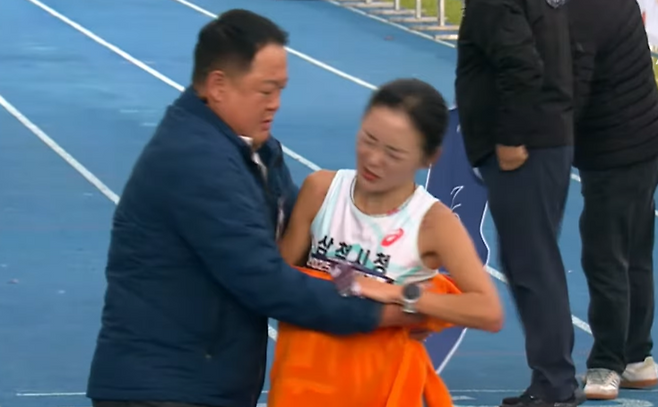 2025 인천국제마라톤대회 국내 여자부에서 1위를 차지한 이수민(삼척시청)의 결승선 골인 상황.뉴스1