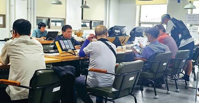 서울 중구 세종대로 일대 사무실 건물이 밀집한 북창쉼터에서 퀵서비스 기사들이 다음 배달 콜을 기다리고 있다. 서울시 민생노동국 제공