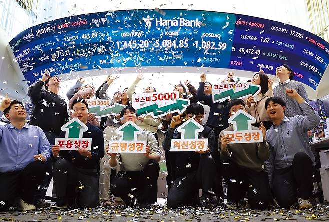 코스피가 종가 기준 5000을 넘긴 지난달 27일 서울 중구 하나은행 본점 딜링룸에서 관계자들이 코스피 5000 안착을 축하하고 있다. 최현수 기자 emd@hani.co.kr